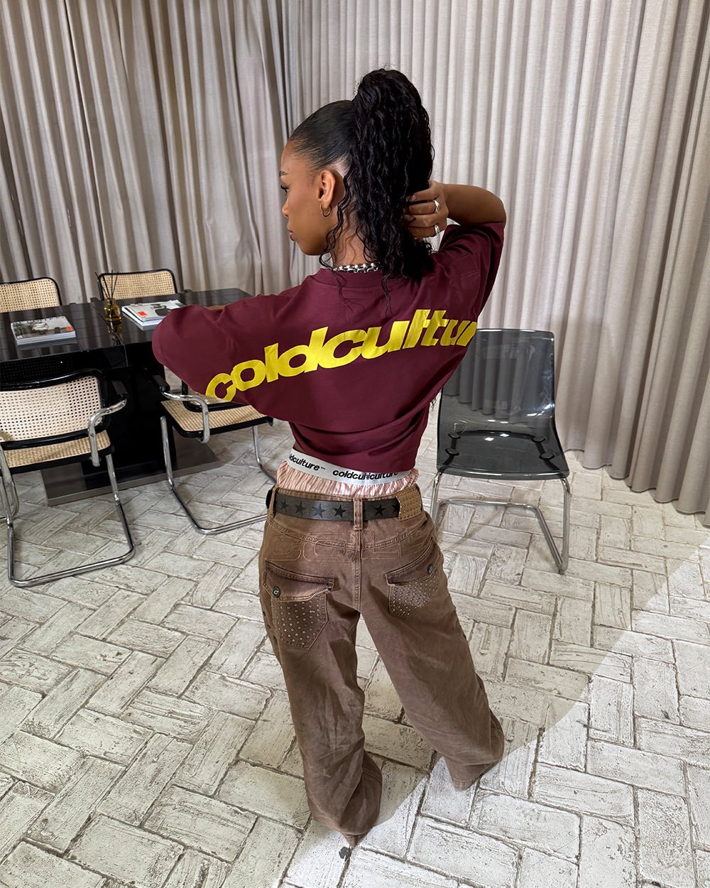 CURVED TEE BURGUNDY & YELLOW