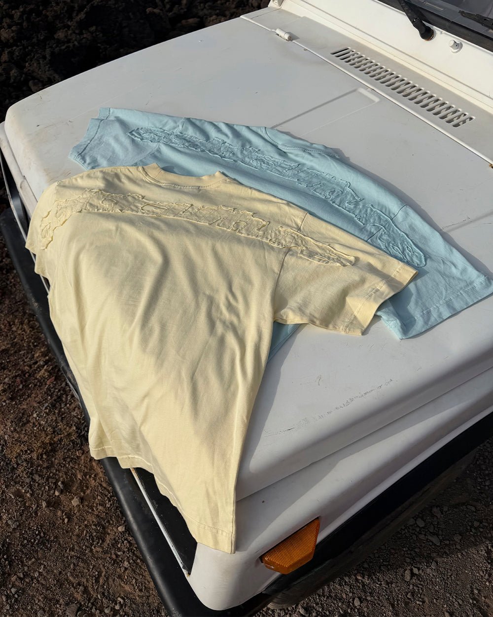 DISTRESS CURVED TEE YELLOW
