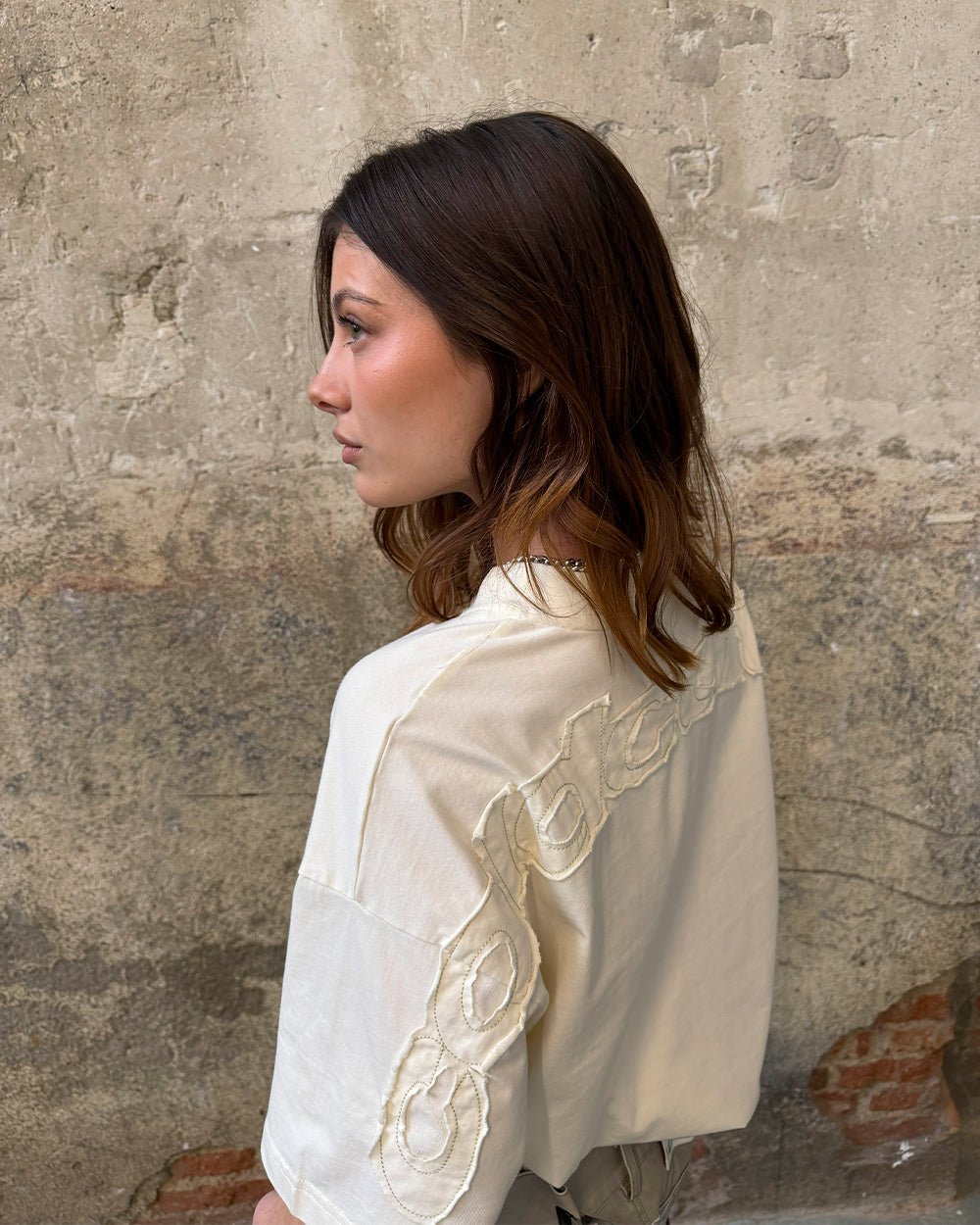 DISTRESS CURVED TEE CREAM