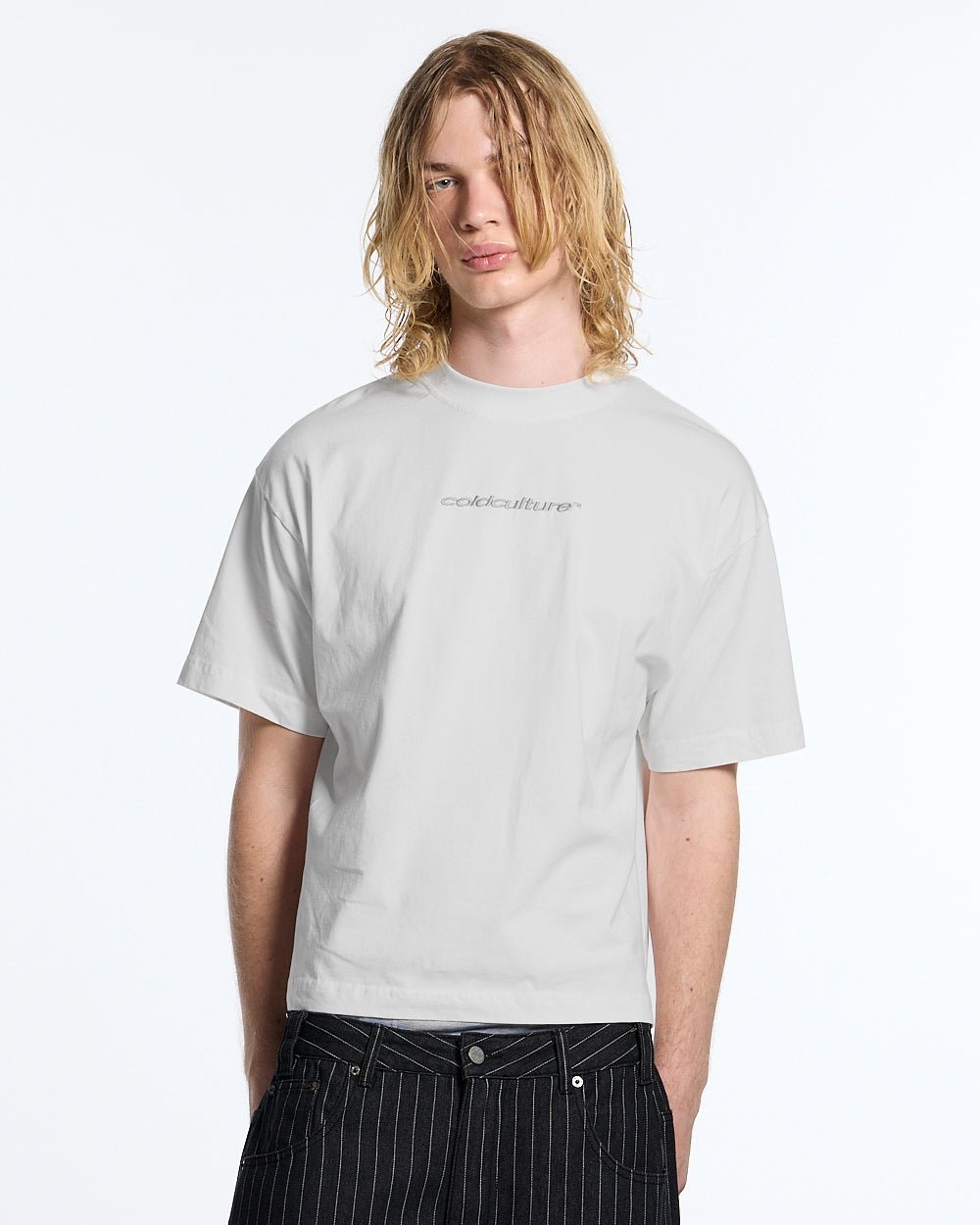 DISTRESS CURVED TEE WHITE