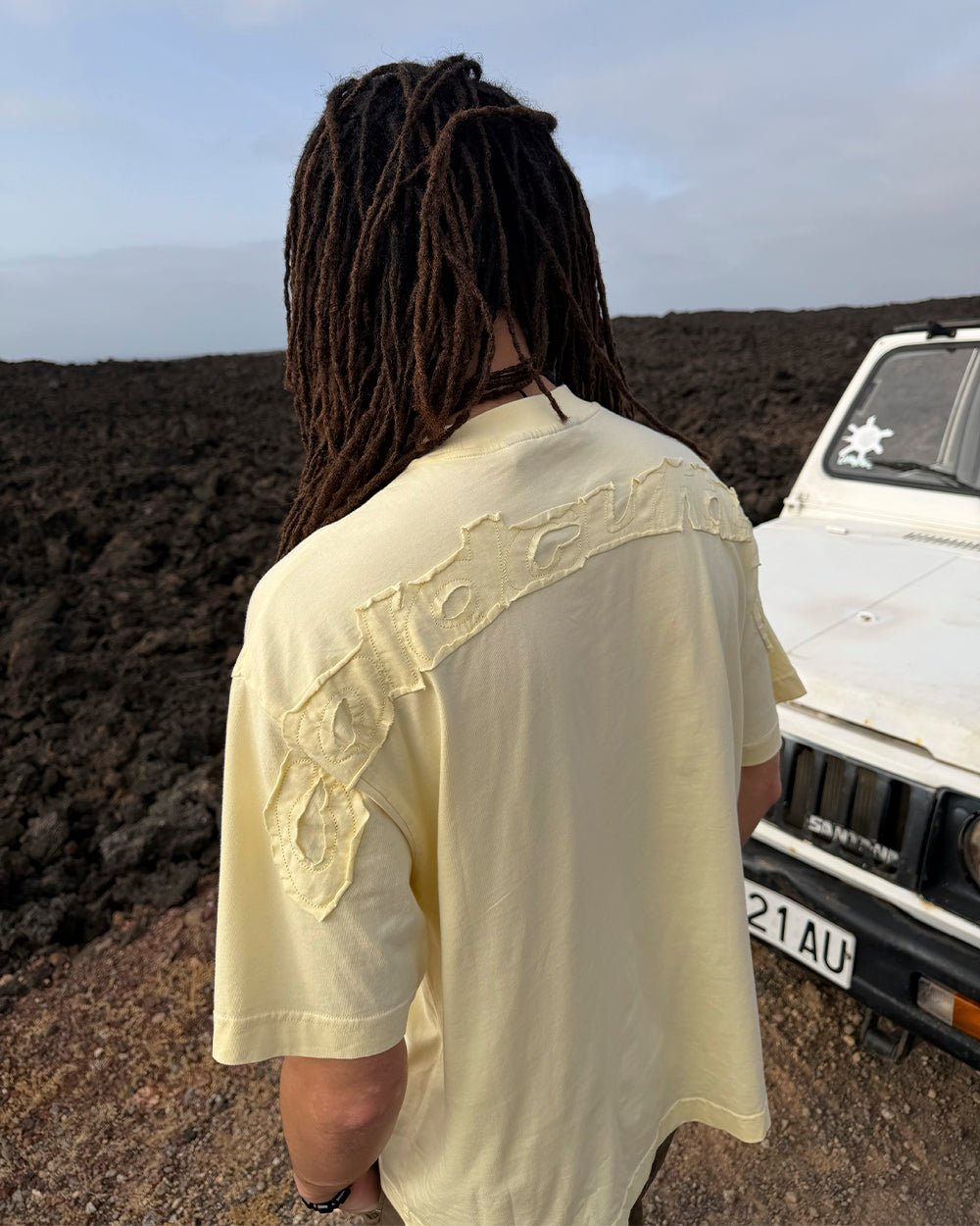 DISTRESS CURVED TEE YELLOW