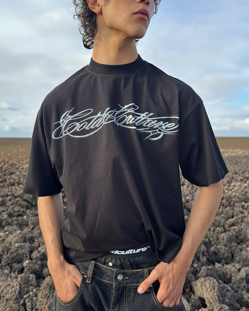 METAL SCRIPT TEE BLACK