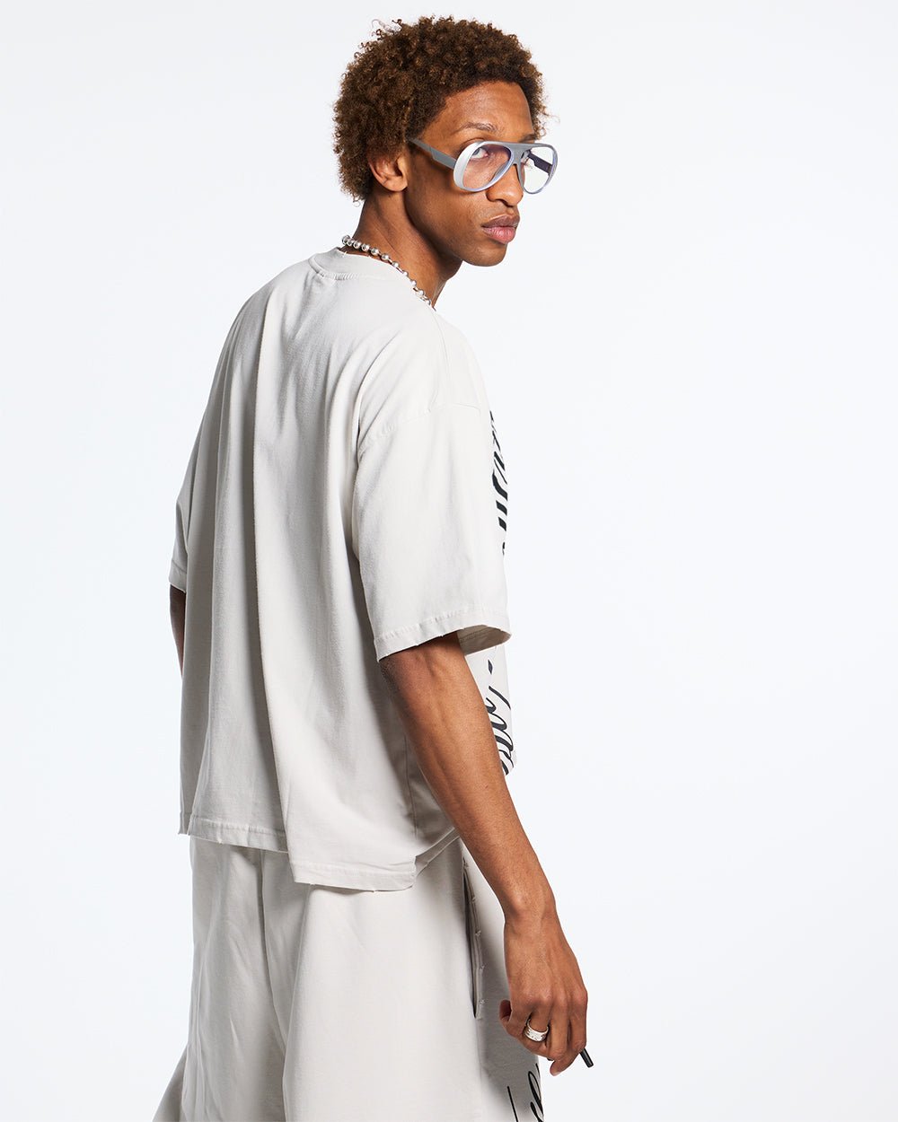 SCRIPT TEE LIGHT GREY