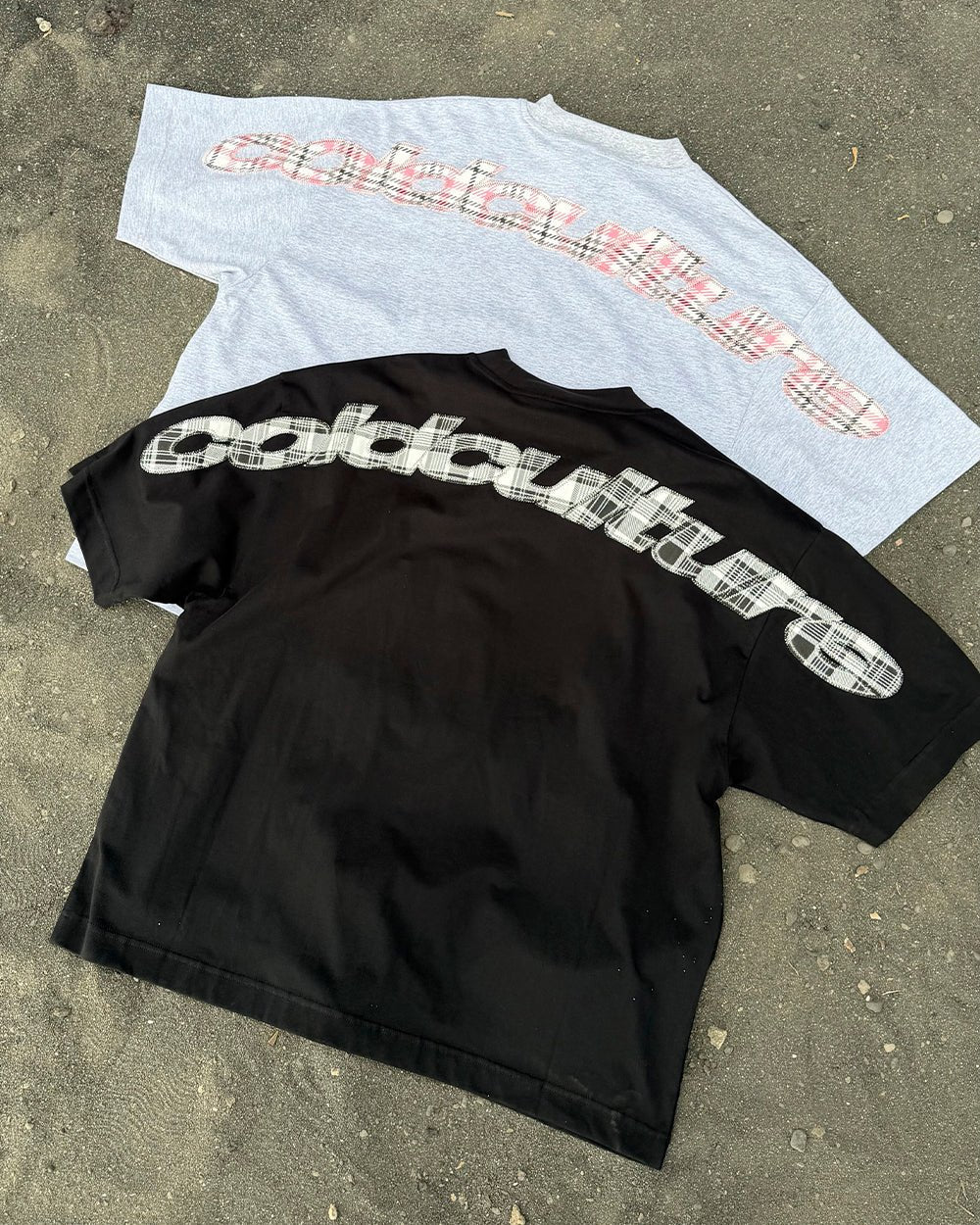 TARTAN DISTRESS CURVED TEE GREY