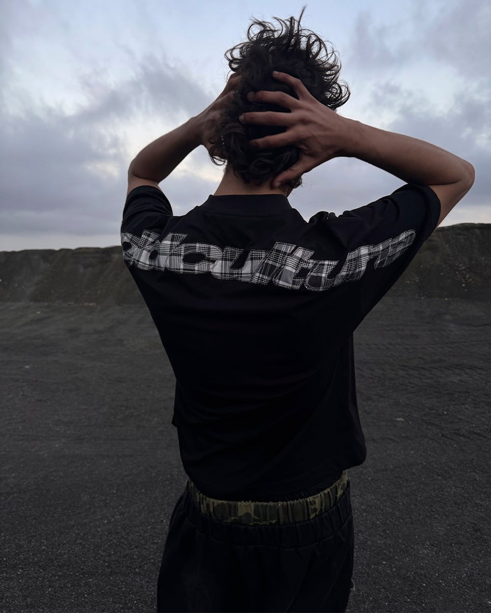 TARTAN DISTRESS CURVED TEE BLACK
