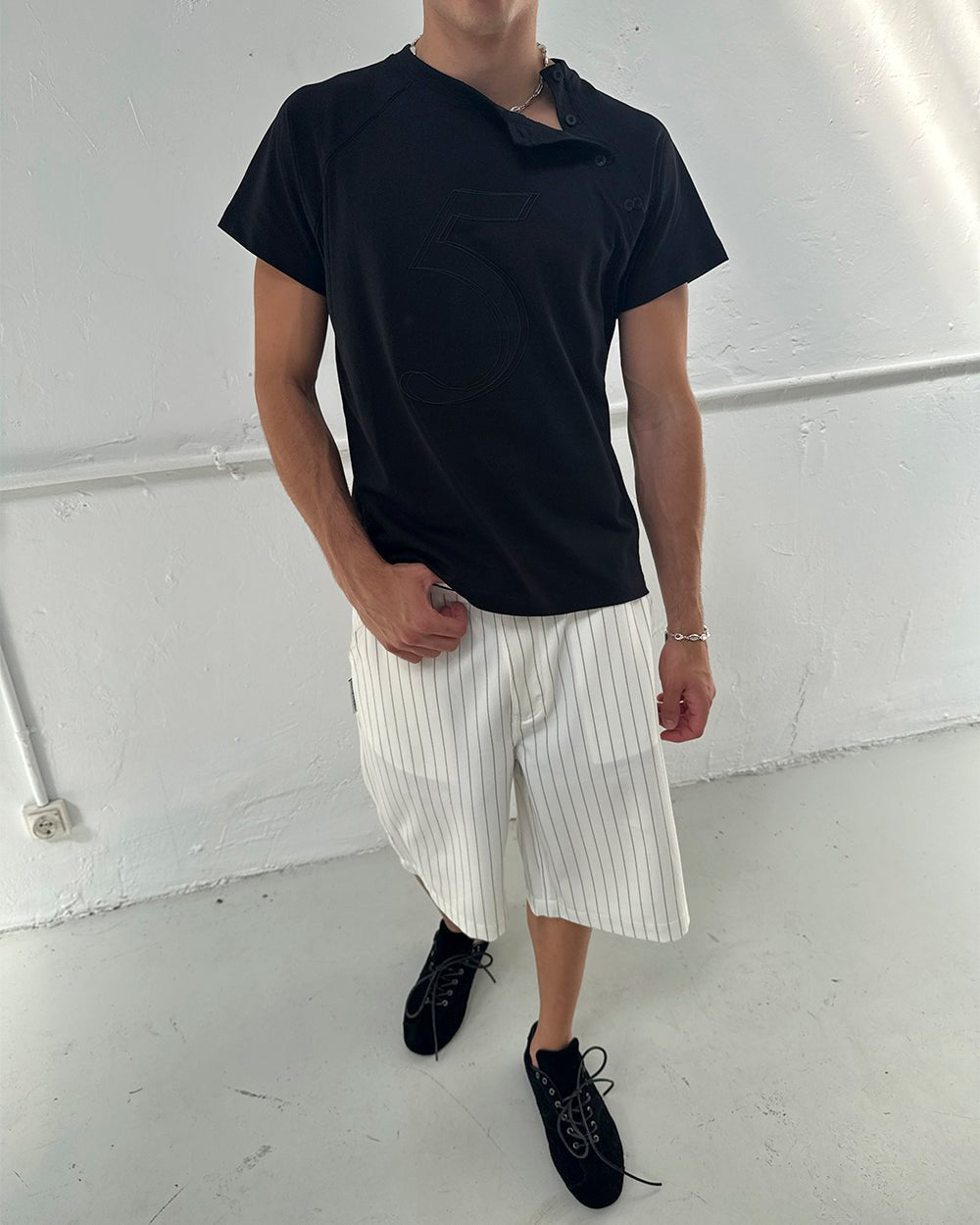 UNIT 05 TEE BLACK